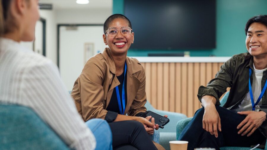 Collega's in gesprek tijdens een onsite overleg op de werkvloer