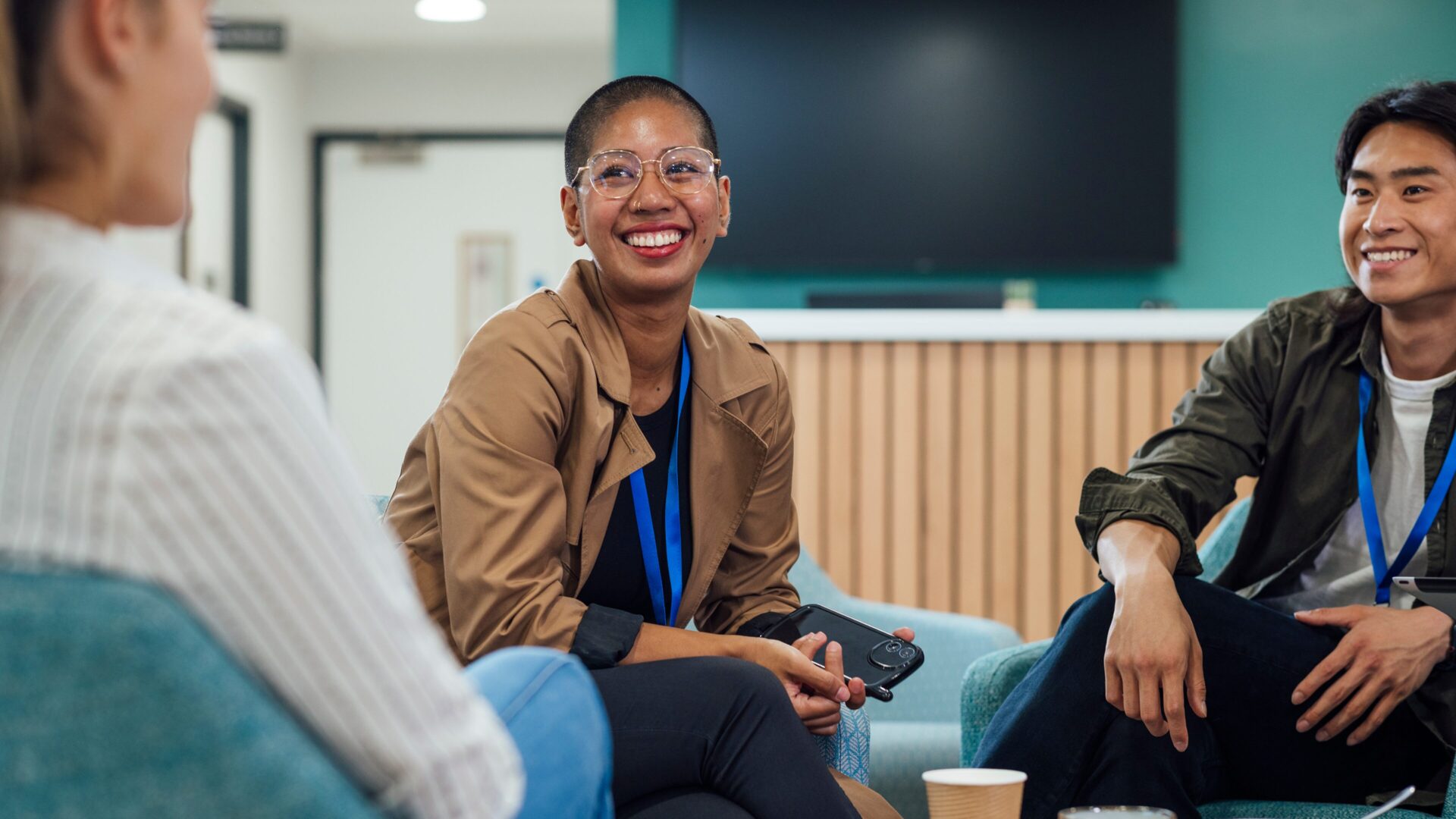Collega's in gesprek tijdens een onsite overleg op de werkvloer
