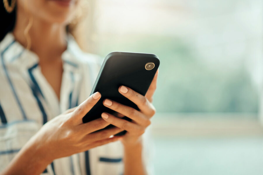 Handen, telefoon en zakenvrouw op een contactpagina voor feedback en beoordelingen. Vrouw met smartphone voor digitale marketing, sociale netwerken en het typen van een e-mail of onderzoek op een mobiele app.