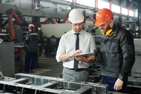 Twee medewerkers bespreken de productie in een fabriek